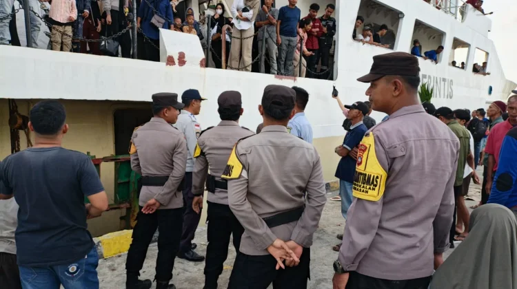 Polisi Lakukan Pengamanan Kedatangan KM. Sabuk Nusantara 110 di Serasan