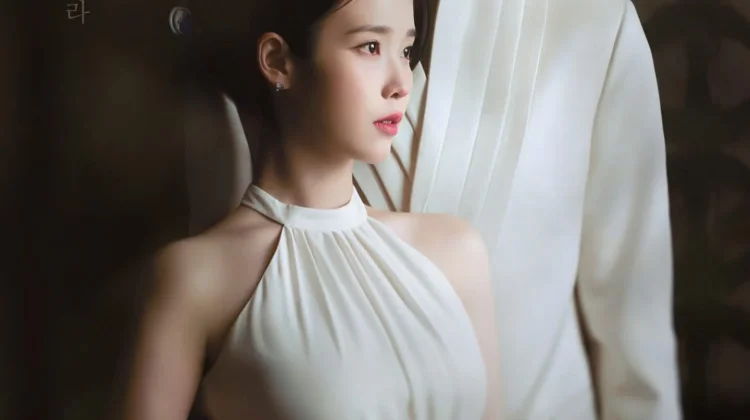 IU dan Byeon Woo Seok menjadi pasangan suami istri yang terikat takdir E
