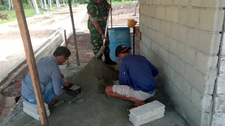 Babinsa Desa Air Putih Bantu Warga Membuat Paping Blok Untuk Bangun Rumah