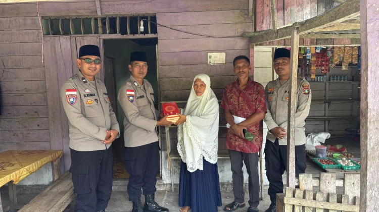 Satbinmas Polres Natuna Salurkan 34  Wakaf Al-Quran