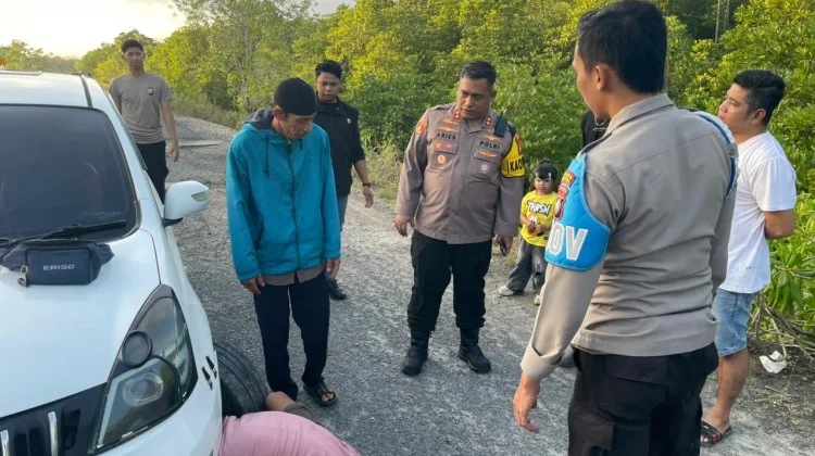 Kapolres Natuna Tunjukkan Respon Cepat, Bantu Pengemudi Mobil Alami Patah As Roda