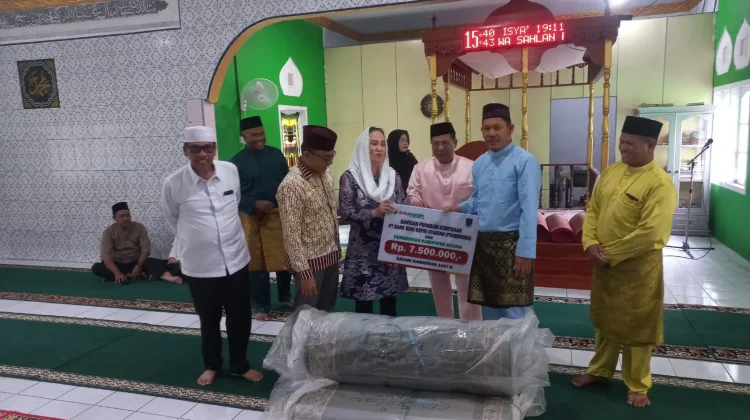 Pemkab Natuna Serahkan Bantuan Sajadah untuk Masjid Darul Amin