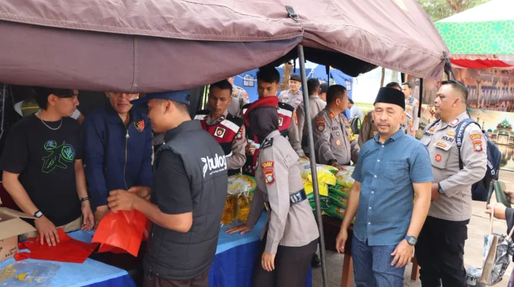 Kapolres Natuna Tinjau Langsung Gerakan Pangan Murah di Pantai Piwang