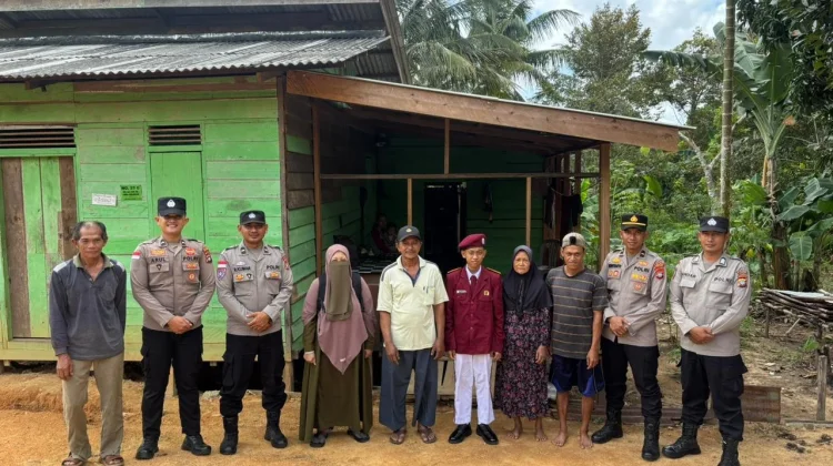 Satbinmas Polres Natuna Antar Siswa Pulang jelang Lebaran