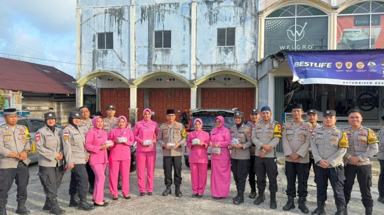 Polsek Bunguran Timur Bagikan Takjil dan Santunan Anak Yatim