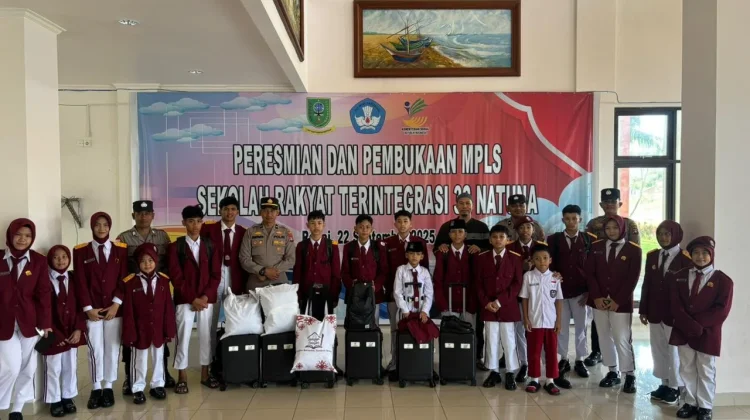 Satbinmas Polres Natuna Antar Siswa Sekolah Rakyat Pulang Kampung