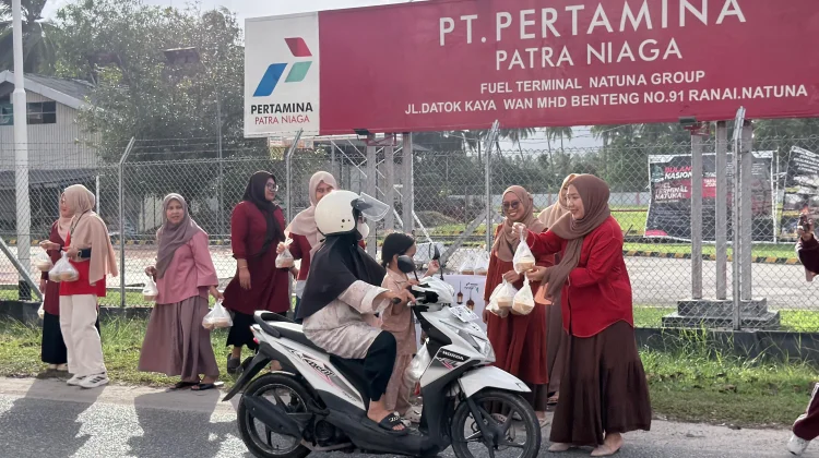 FT Natuna Bagikan 150 Paket Takjil di Jumat Berkah