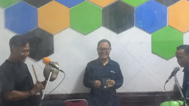 Teman Setia Menanti Buka Puasa di "Pengat Ramadhan" RRI Ranai