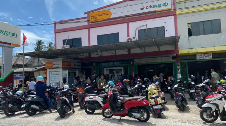 Warga Natuna  Antre Tukar Receh  di Perbankan