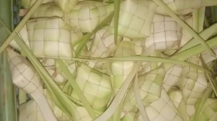 Daun Ketupat Mulai Marak di Jual di Ranai