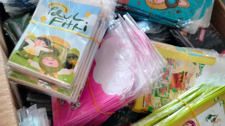 Dagangan Amplop THR Mulai di Serbu Pembeli di Ranai