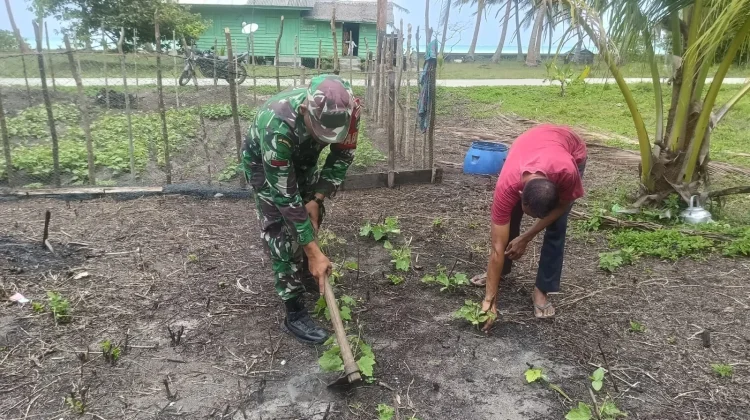 Babinsa Kadur Bantu Warga Bersihkan Kebun
