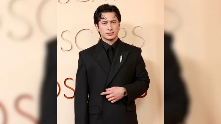 Hudson William Tampil Menawan di Red Carpet Oscar 2026