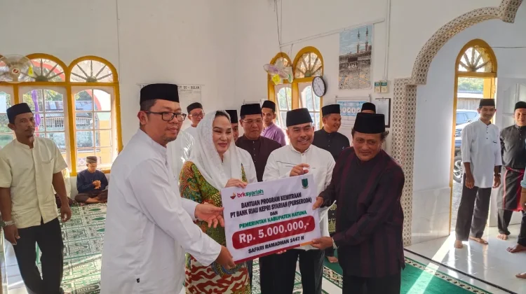 Safari Ramadhan di Singgang Bulan, Bupati Natuna Salurkan Bantuan Sosial ke Warga