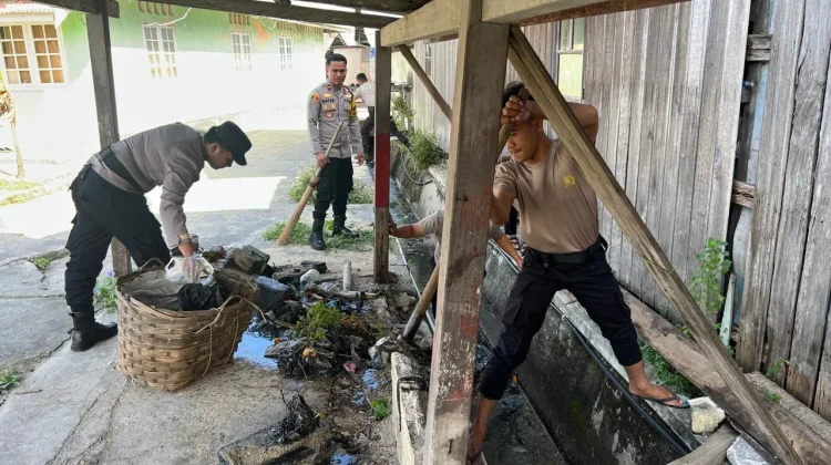 Personel Polsek Midai Gotong Royong Bersihkan Saluran Air