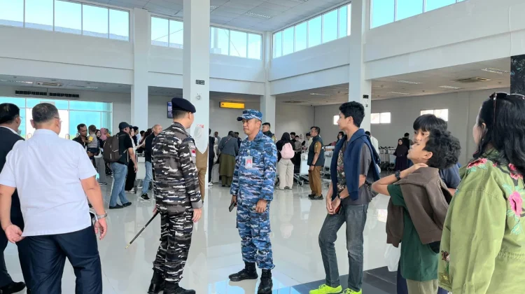 Danlanud RSA Dampingi Bupati Natuna Pantau Arus Mudik Lebaran