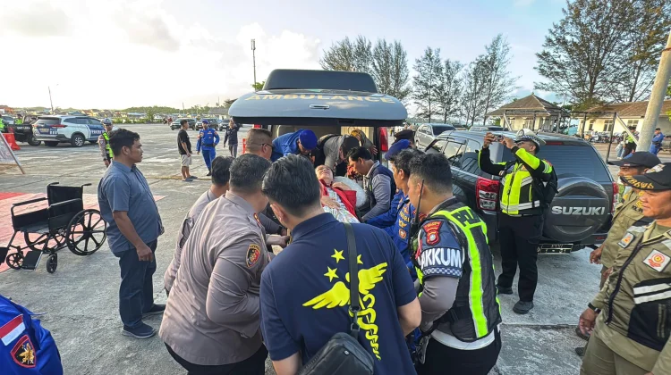 Personel Polres Natuna Bantu Evakuasi Ibu dan Bayi Caesar