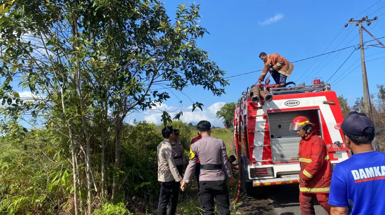Polres Natuna Turun Padamkan Kebakaran Lahan di Binjai