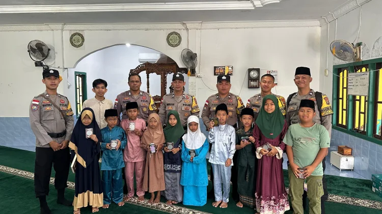 Polsek Siantan Berbagi Alquran Ramadhan di  Pesisir Timur
