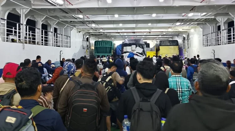 Warga Padati Kapal menuju Kampung Halaman jelang Lebaran
