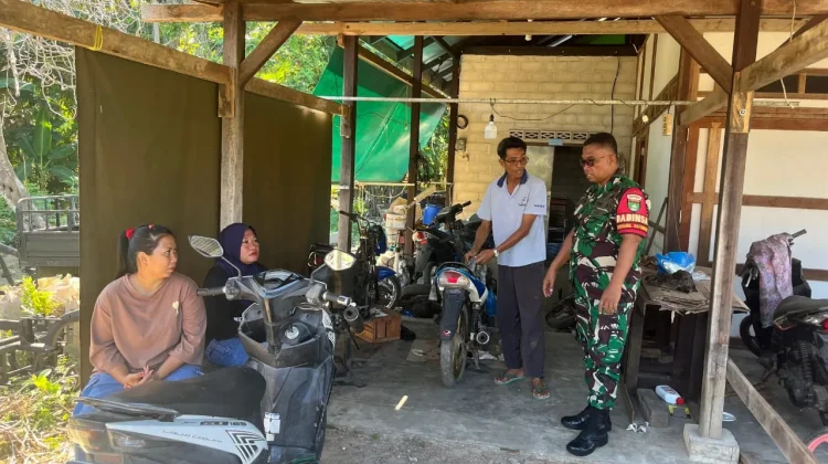 Berikan Semangat/Motivasi, Babinsa Desa Air Putih Komsos Dengan Pemilik Bengkel