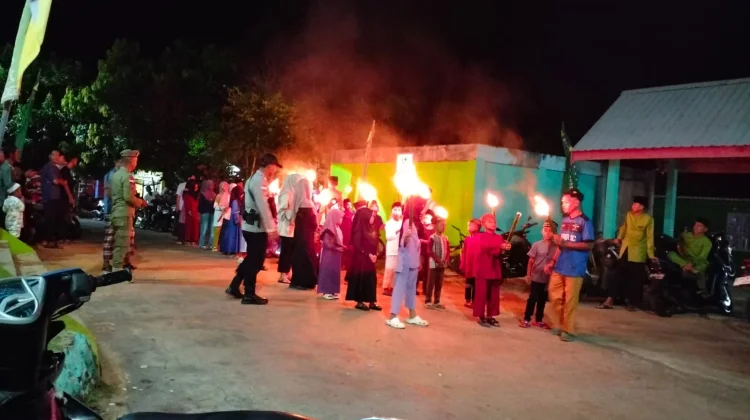 Bhabinkamtibmas Polsek Bunguran Barat Amankan Pawai Obor Idul Fitri di Pulau Tiga