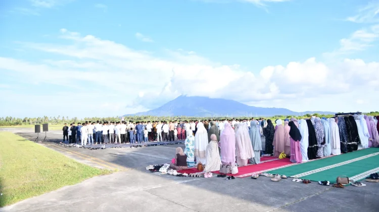 Kebersamaan Idul Fitri, Personel Lanud RSA Natuna dan Warga Laksanakan Sholat Ied