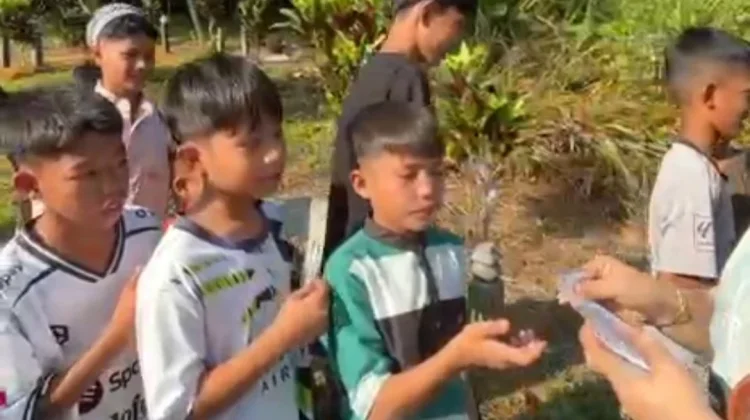 Tradisi Bagi-Bagi THR di Area Makam Pulau Tiga