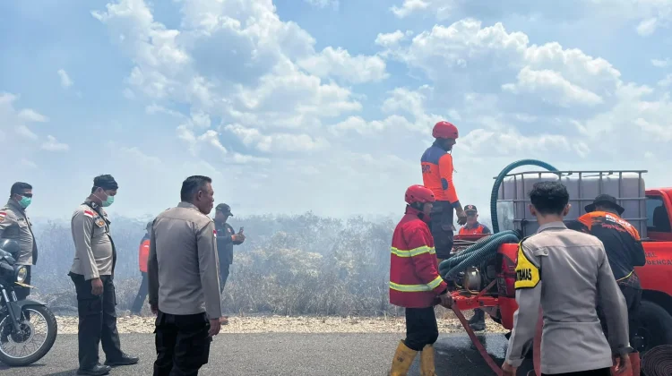 Kebakaran Lahan Batubi–Kelarik, Polres Natuna Lakukan Pemadaman dan Penyelidikan