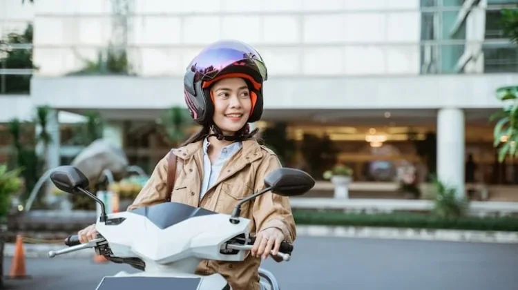Tips Aman Naik Motor Jarak Jauh saat Hamil