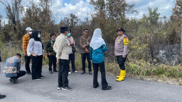 Kapolres Natuna Bersama Kepala Daerah Tinjau Karhutla Batubi