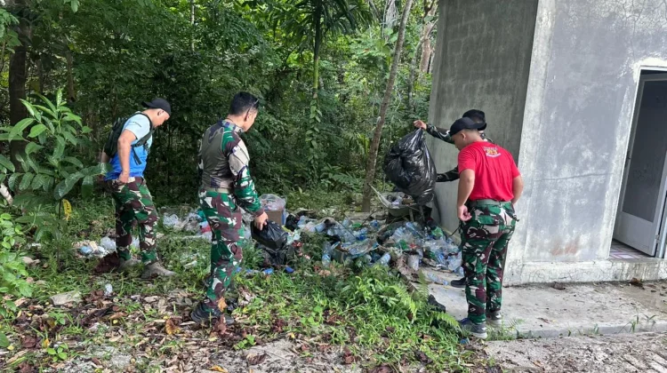 Prajurit Batalyon Komposit 1/Gardapati Bersihkan Taman Wisata Alam Gunung Ranai