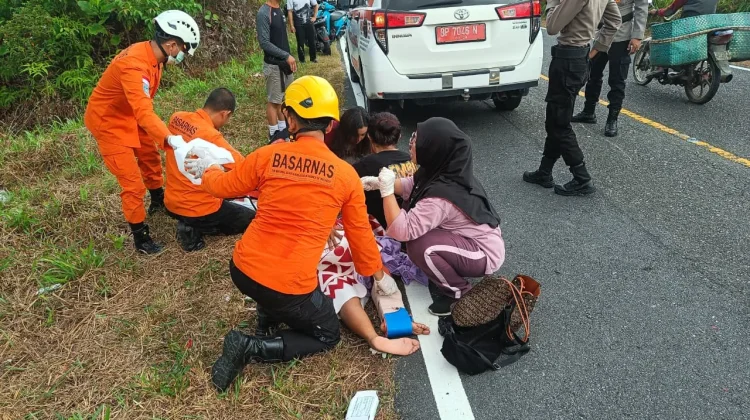 SAR Natuna Evakuasi Korban Kecelakaan Tunggal di Jalan