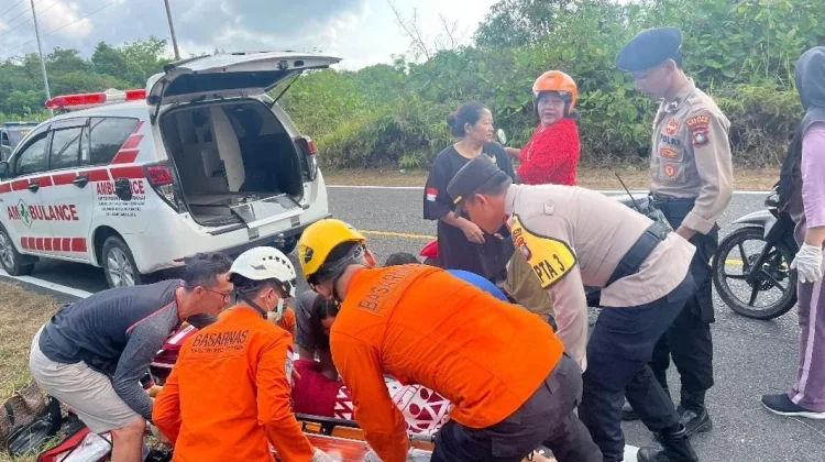 Respons Cepat Pamapta Polres Natuna Tangani Laka Tunggal
