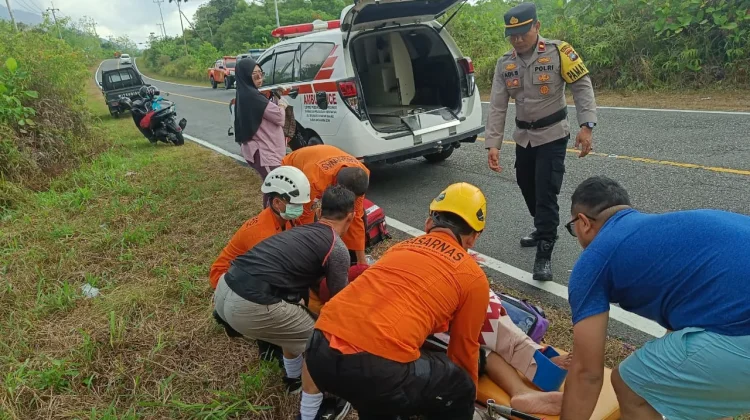 KPP Natuna Berikan Bantuan Medis Kepada Korban Laka Tunggal