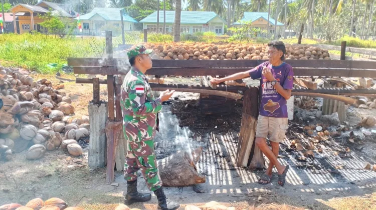 Babinsa Komsos Bersama Petani Kopra