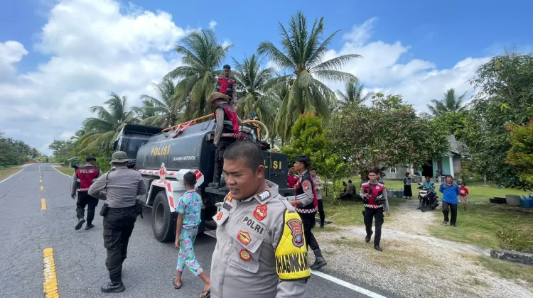 Polres Natuna Salurkan Air Bersih di Desa Pengadah