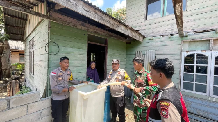 Polres Natuna Salurkan Air Bersih di Pengadah