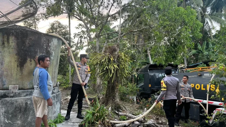 Polres Natuna Salurkan Air Bersih Warga Harapan Jaya
