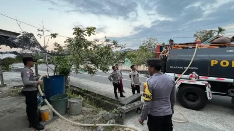 Kemarau Panjang, Polres Natuna Salurkan Air Bersih Kepada Warga