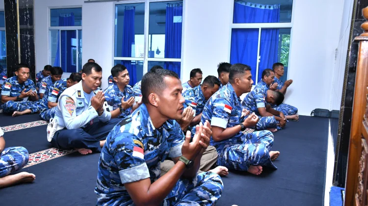 Lanud RSA Natuna Gelar Doa Bersama HUT TNI