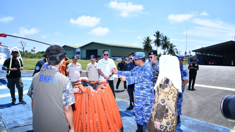 Danlanud RSA Dampingi Bupati Natuna Tinjau Operasi Udara
