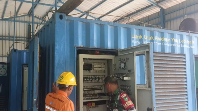 Babinsa Komsos dengan Petugas PLN