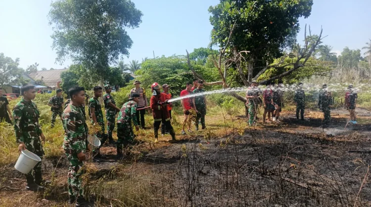 Batalyon Komposit 1/Gardapati Bersama Satgas Karhutla Tangani Kebakaran