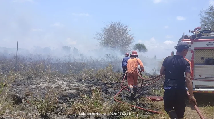 Damkar Natuna Padamkan Kebakaran Lahan Satu Hektare