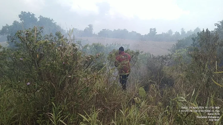 Sinergi Tim Gabungan Padamkan Kebakaran Lahan di Bunguran Timur