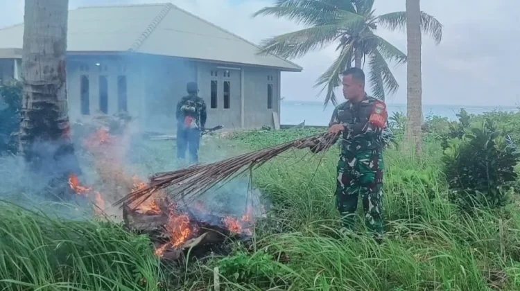 Babinsa Bantu Warga Bersihkan Kebun