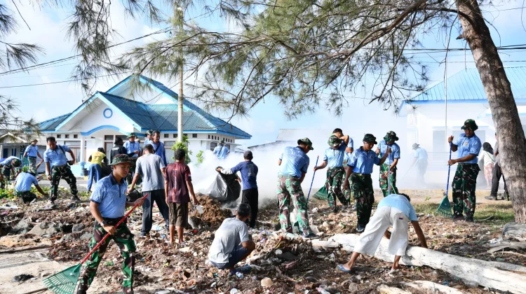 Lanud RSA Bersama Warga Bersihkan Pantai Penagi