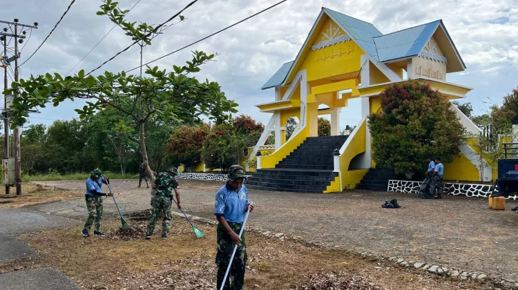 Personel Lanud RSA Bersihkan TMP Ranai jelang HUT ke-80 TNI AU