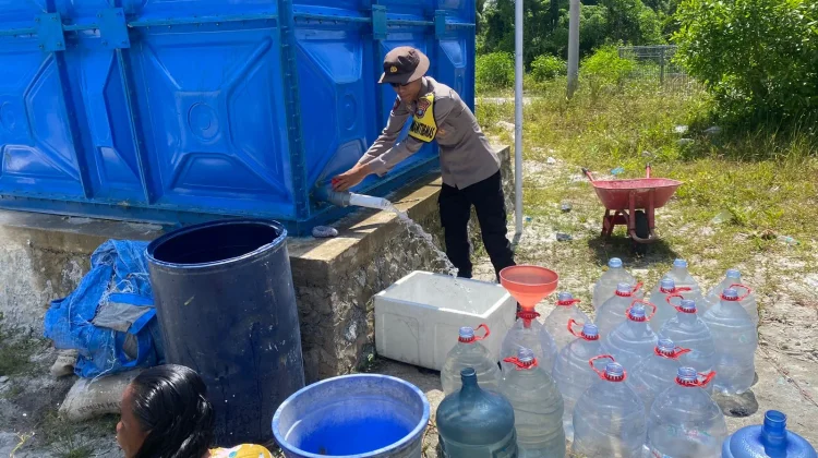 Polres Natuna Distribusikan Air Bersih untuk Warga Kampung Nelayan Puak